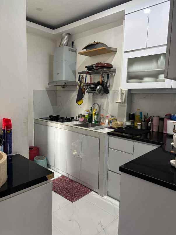 rumah mewah dalam komplek taman galaxy pekayon bekasi