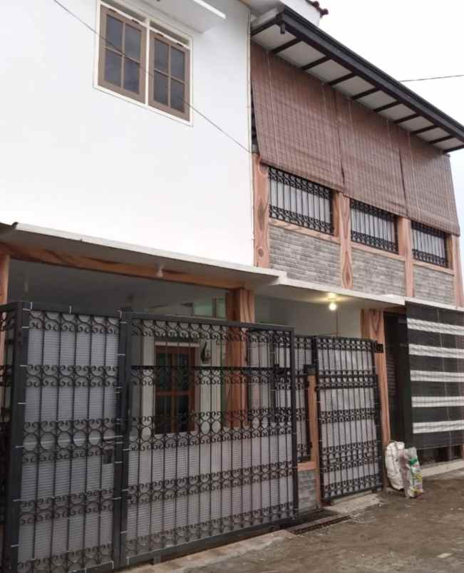 rumah perum dua lantai full renov