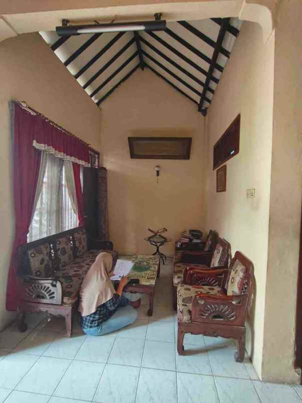 rumah pinggir jalan di pusat keramaian kota depok