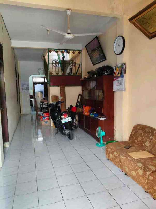 rumah pinggir jalan di pusat keramaian kota depok