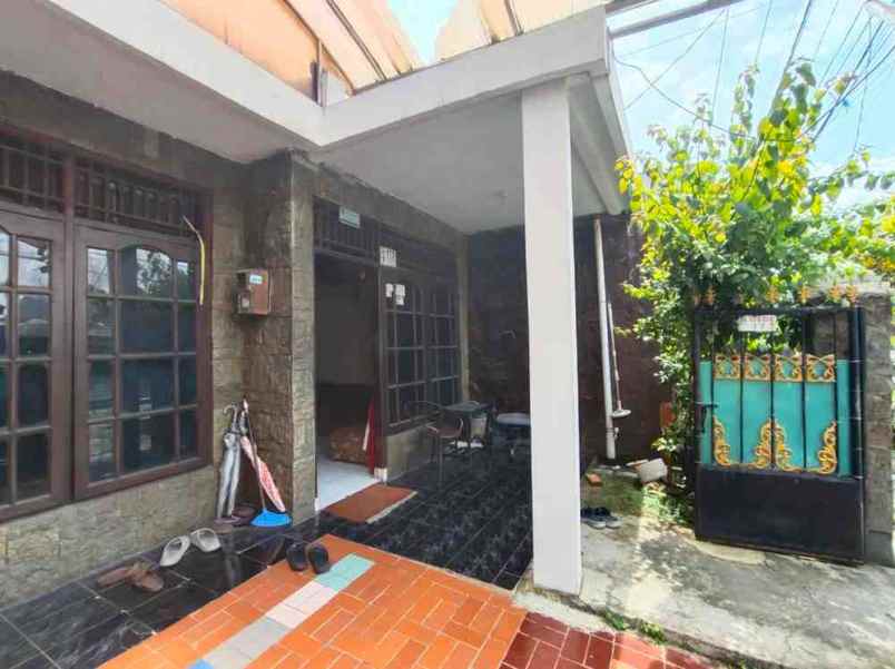 rumah pinggir jalan di pusat keramaian kota depok