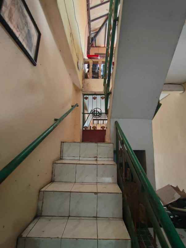 rumah pinggir jalan di pusat keramaian kota depok