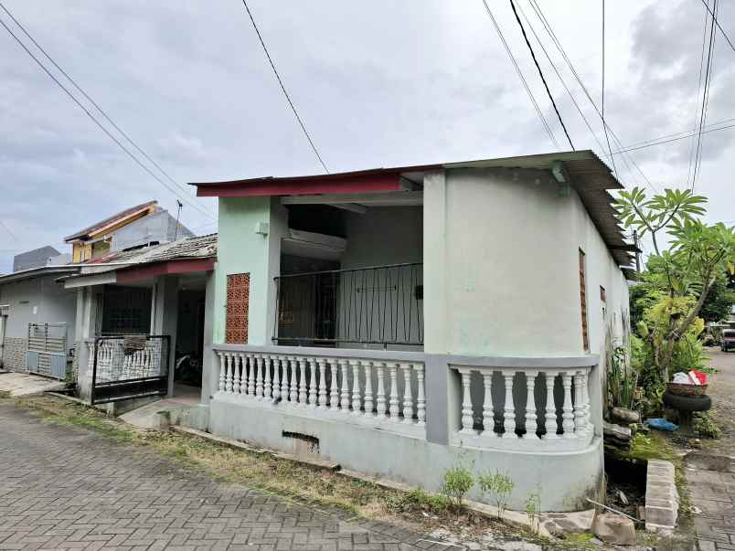 rumah pojok di perumahan mastrip jember