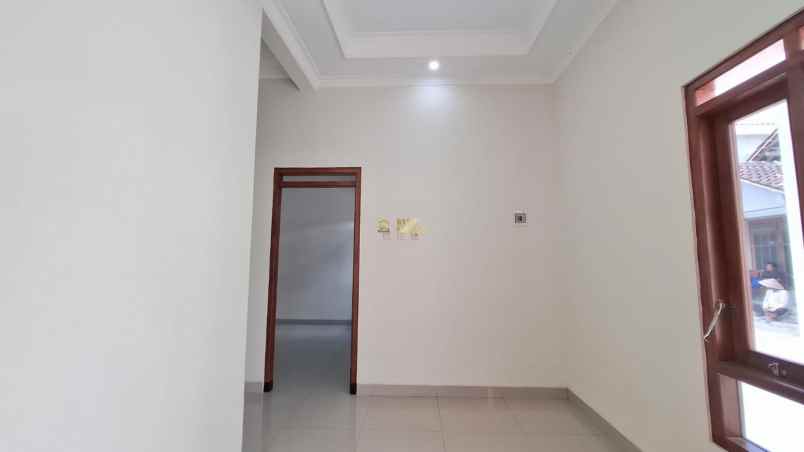 rumah putih minimalis modern dekat sma n 1 banguntapan