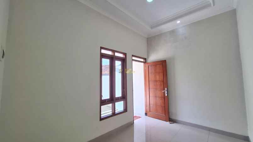 rumah putih minimalis modern dekat sma n 1 banguntapan