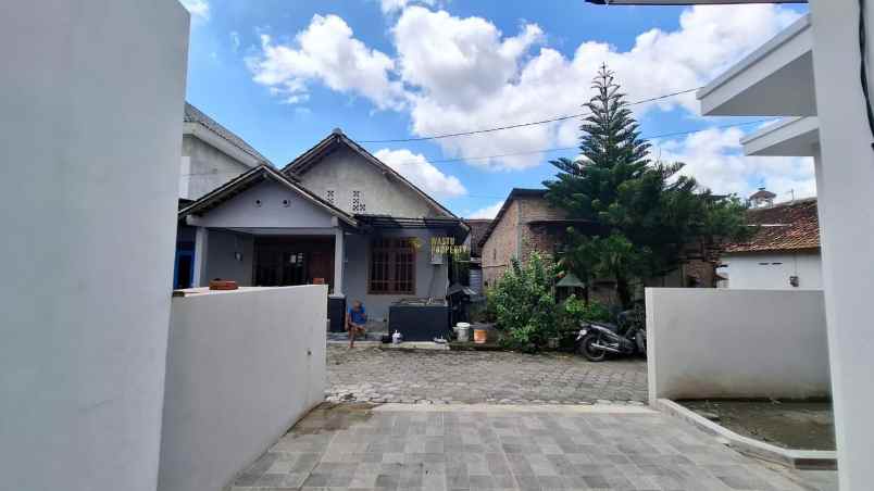 rumah putih minimalis modern dekat sma n 1 banguntapan