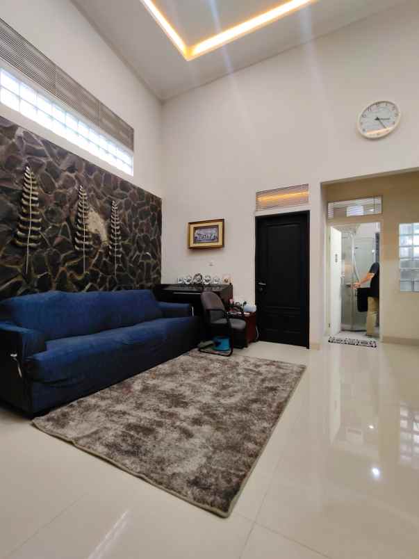 rumah second design modern di bambu apus jaktim