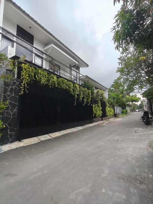 rumah second design modern di bambu apus jaktim