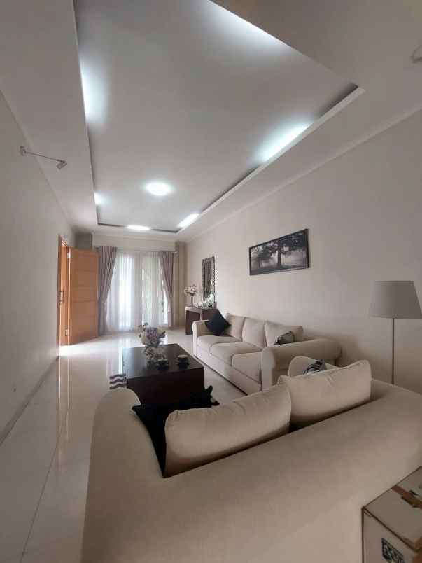 rumah secondary dalam komplek di rawamangun