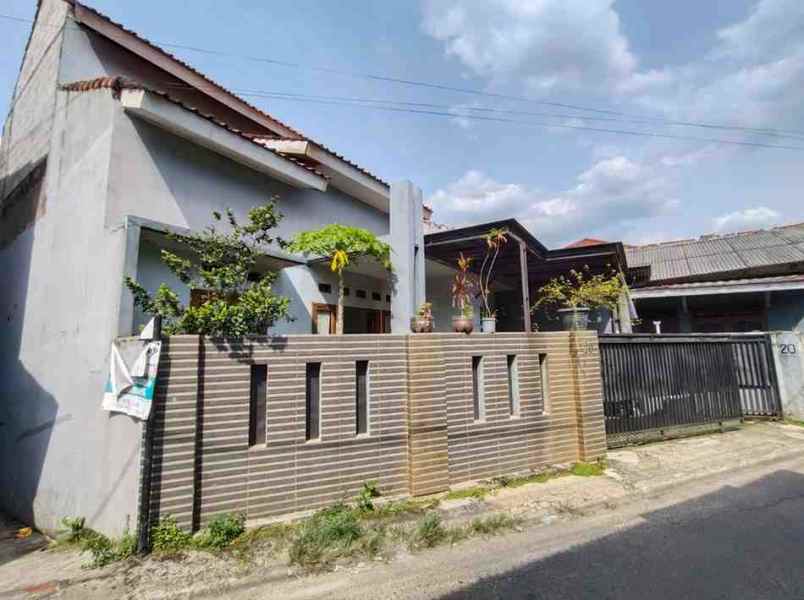 rumah siao huni dinding bata merah di cipayung depok