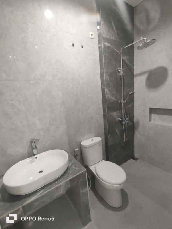 rumah siap huni manyar tirtoyoso 2 lantai dekat merr