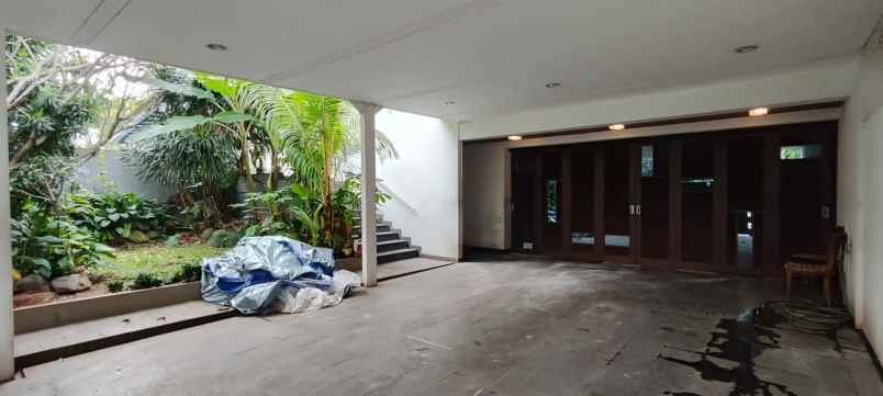 sewa rumah mewah dengan pool