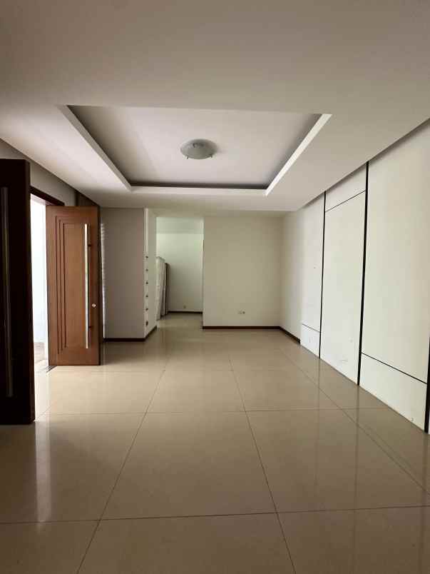 sewa rumah mewah dengan pool