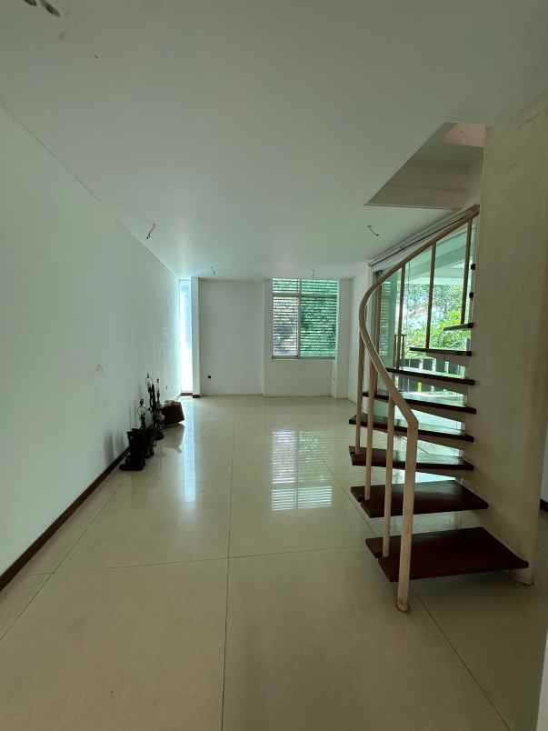 sewa rumah mewah dengan pool