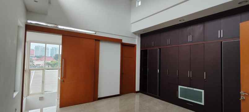 sewa rumah mewah dengan pool