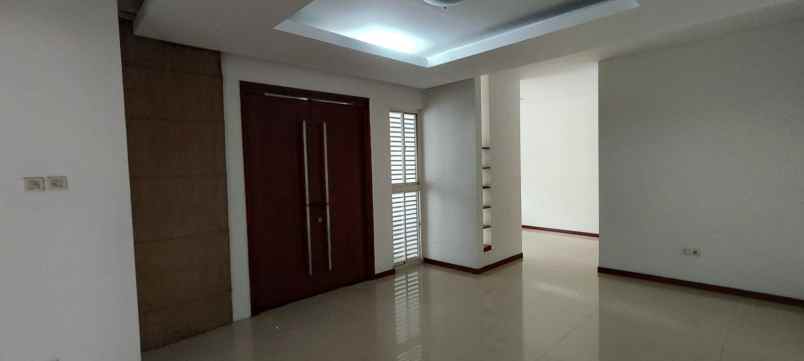 sewa rumah mewah dengan pool