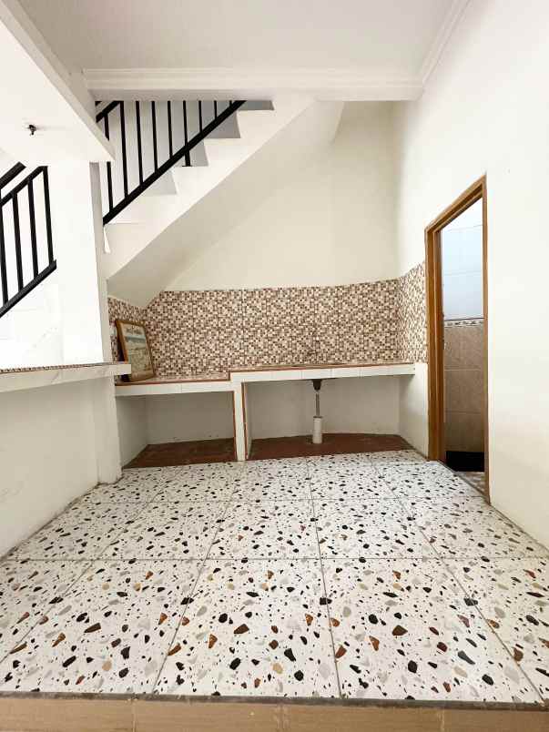 dijual rumah 2 lantai rooftop di menteng jakarta pusat