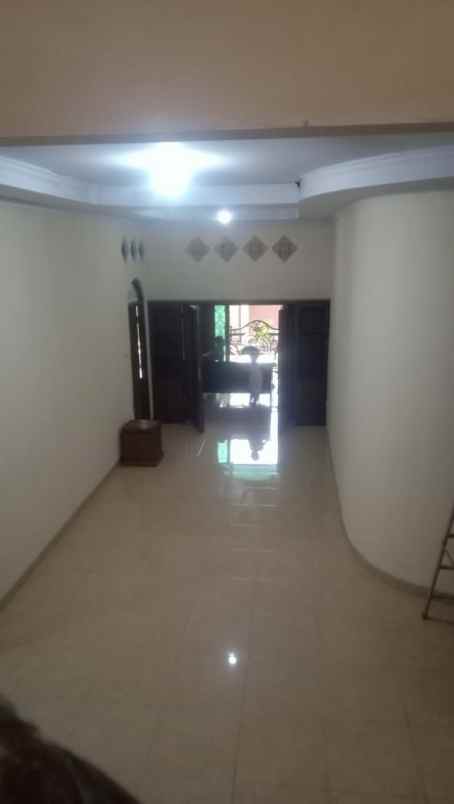 dijual rumah 3 lantai di villa kalisari depok