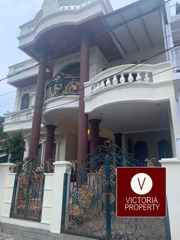 dijual rumah 3 lantai di villa kalisari depok