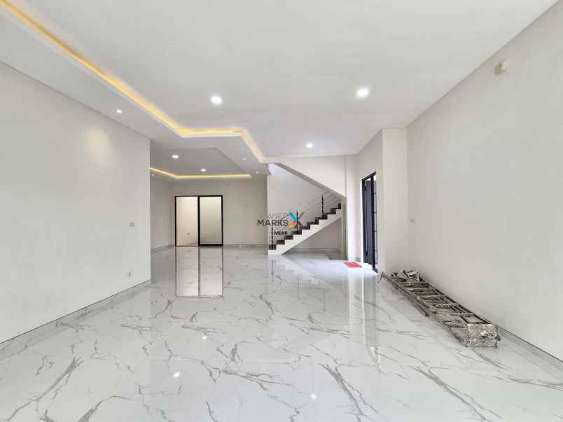 dijual rumah baru bagus di jemursari regency