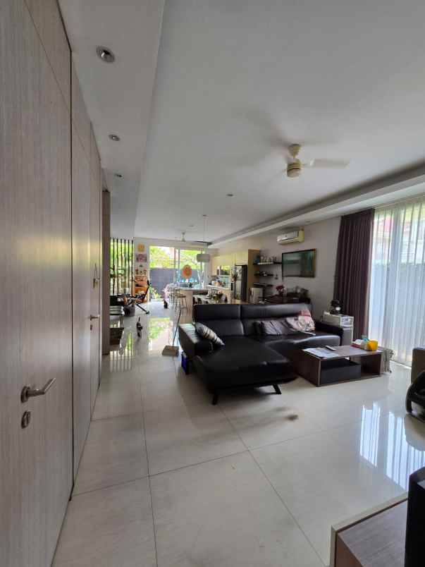 dijual rumah beverly golf lippo karawaci
