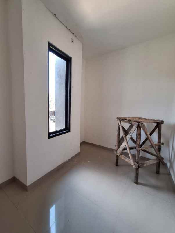 dijual rumah buaran