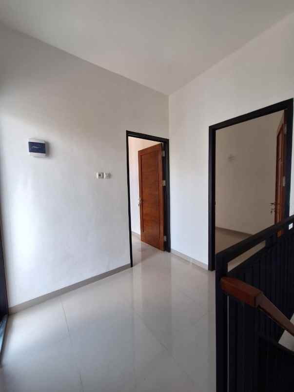 dijual rumah buaran