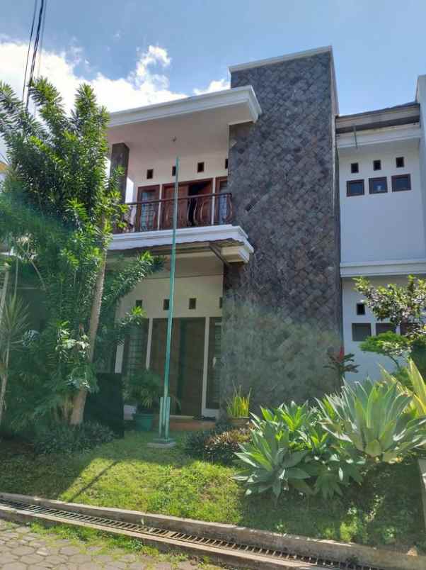 dijual rumah cigadung raya barat