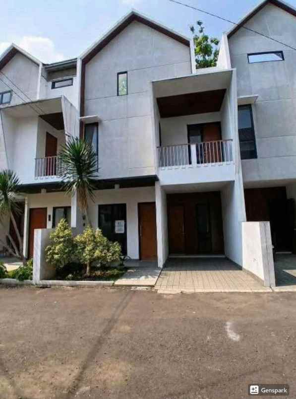 dijual rumah cluster 2 lantai dekat pintu tol sawangan
