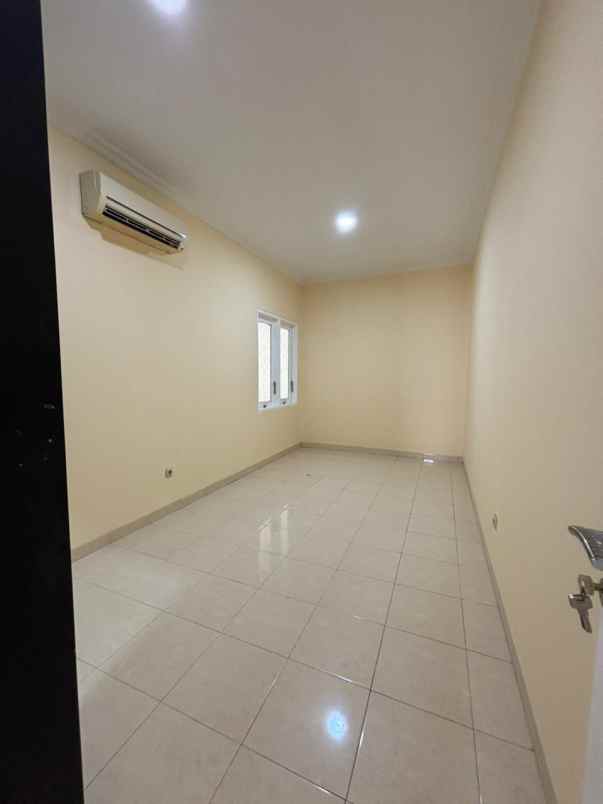 dijual rumah cluster crystal summarecon