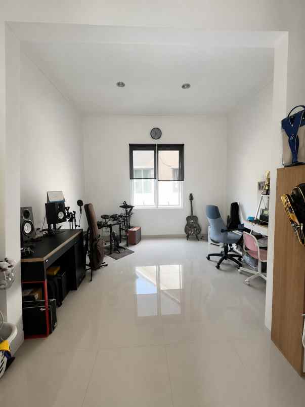 dijual rumah cluster thames jgc jakarta