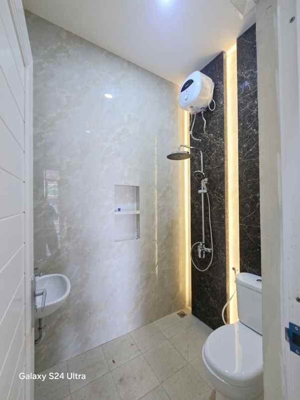 dijual rumah di daerah permata harapan baru