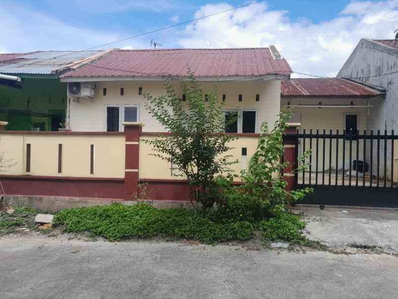 dijual rumah di jalan uka kota pekanbaru 185 juta