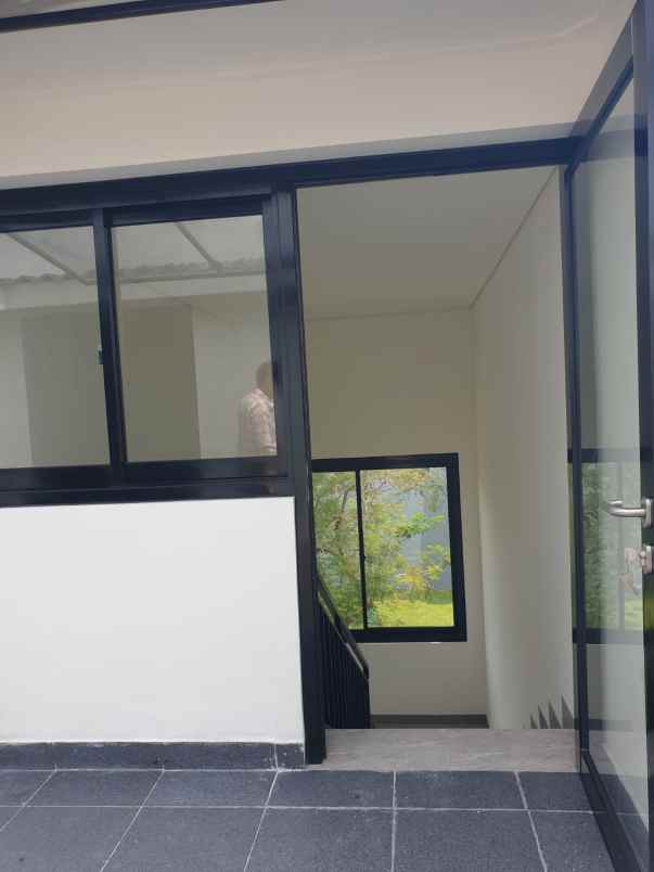 dijual rumah eminent bsd