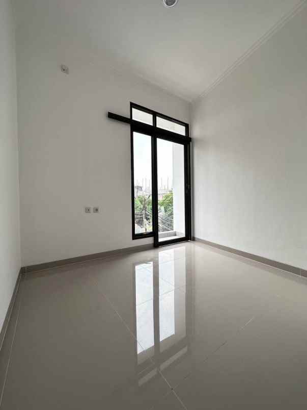 dijual rumah gg kamboja utan kayu utara