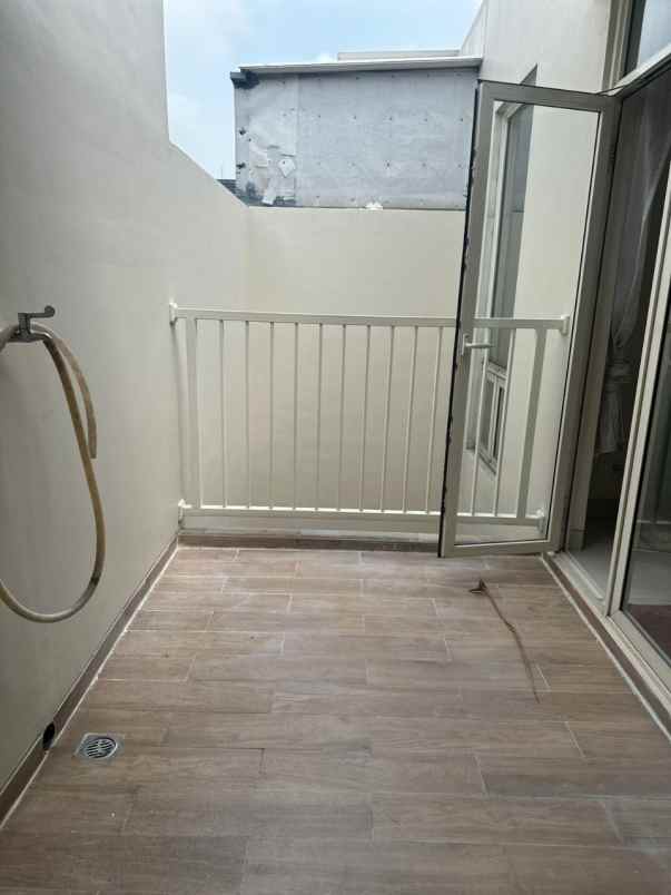 dijual rumah jalan grand pakuwon