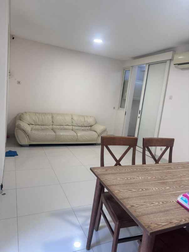 dijual rumah jalan grand pakuwon