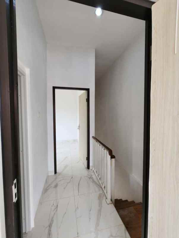 dijual rumah jalan jelidro