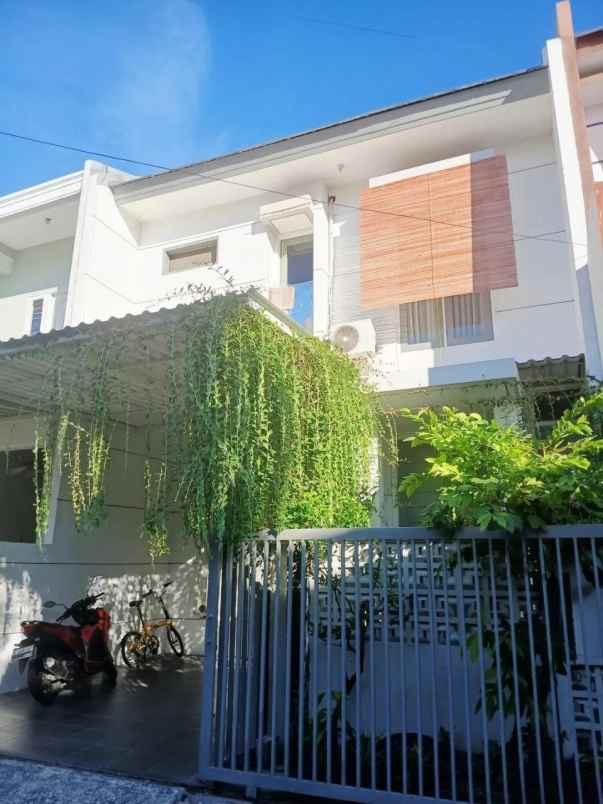 dijual rumah jalan pakuwon city