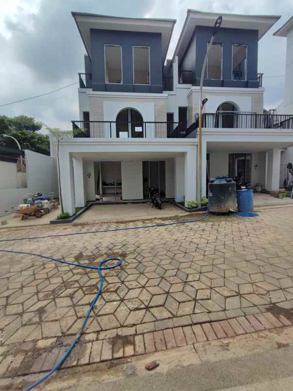 dijual rumah jalan raya majapahit