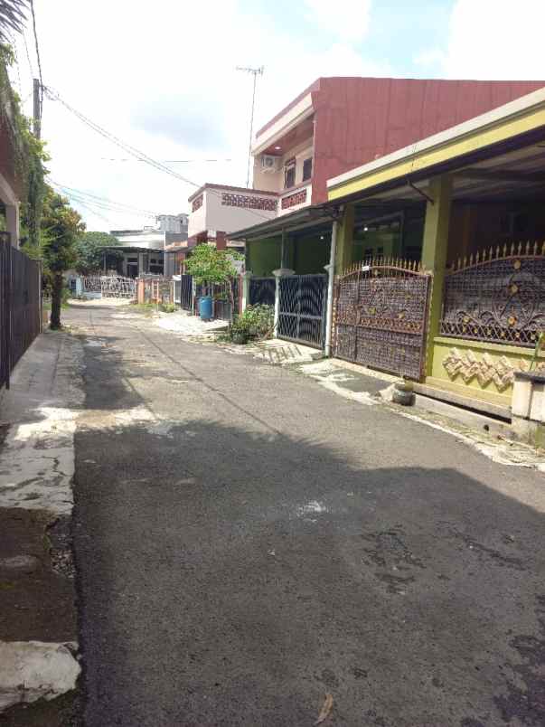 dijual rumah jalan raya mustikajaya