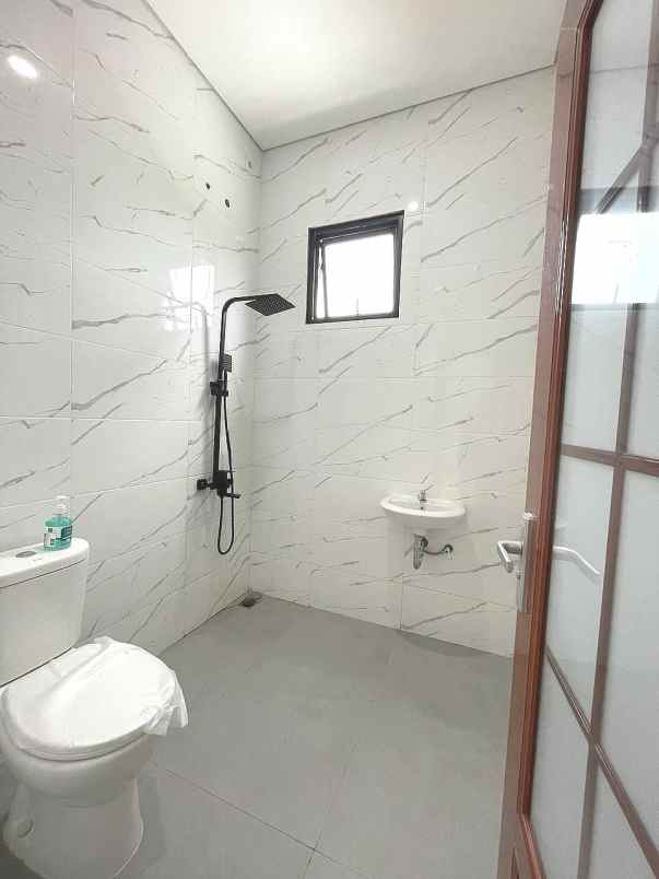 dijual rumah jalan raya pamulang