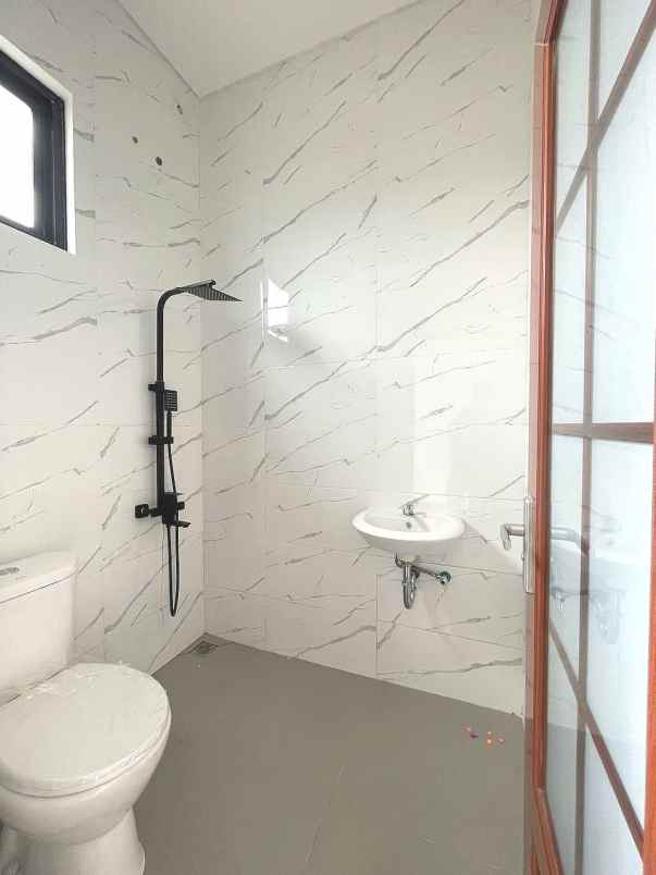 dijual rumah jalan raya pamulang