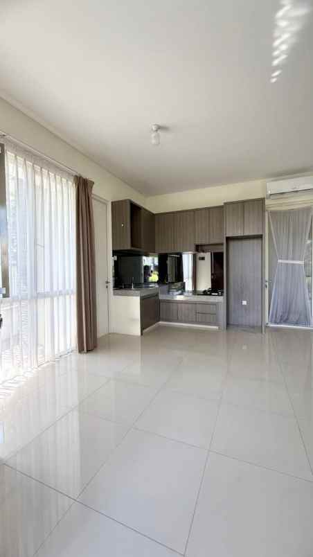 dijual rumah jalan royal residence