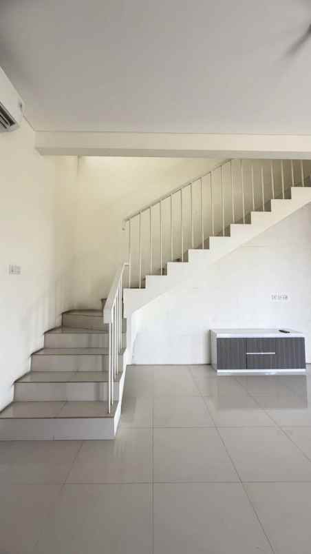 dijual rumah jalan royal residence