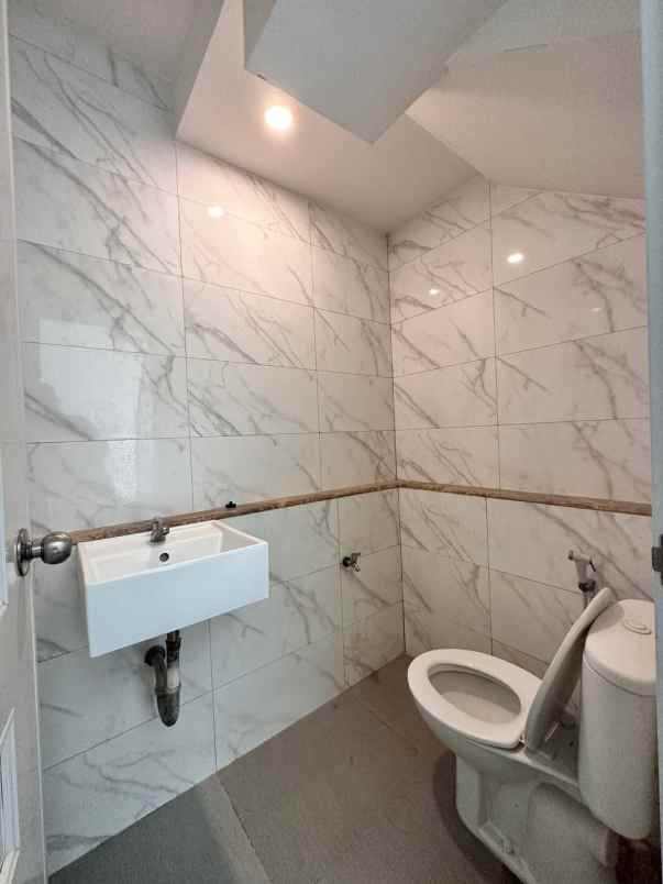 dijual rumah jl boulevard grand depok