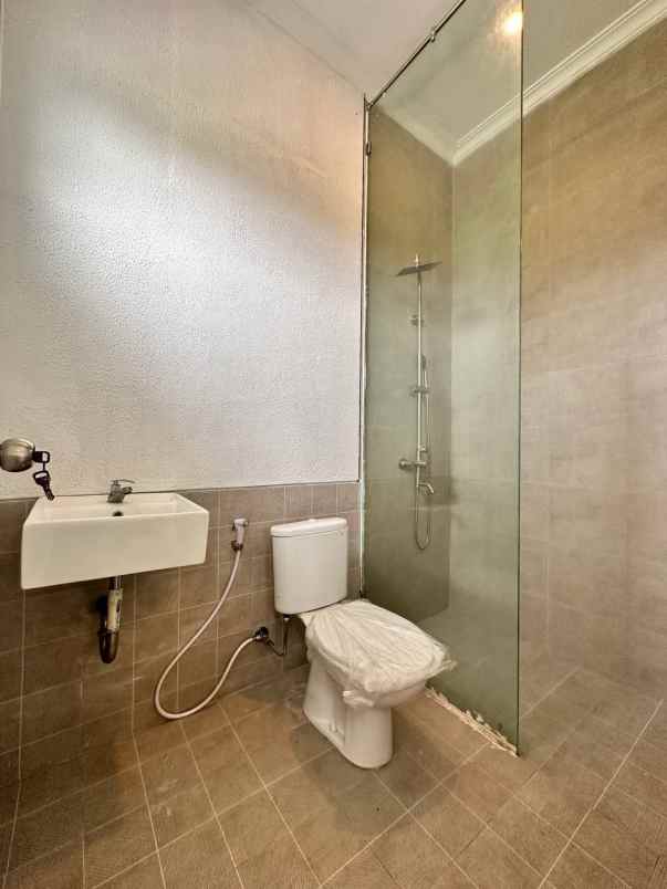 dijual rumah jl boulevard grand depok