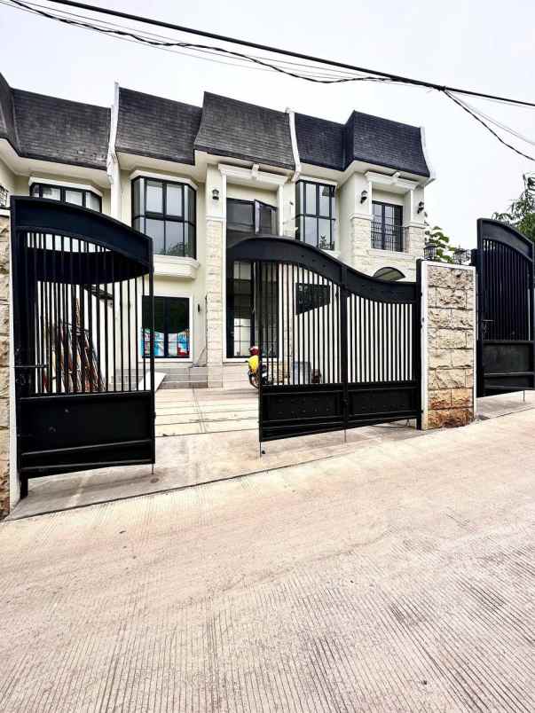 dijual rumah jl boulevard grand depok