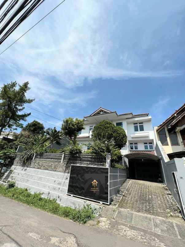 dijual rumah jl tubagus ismail dago