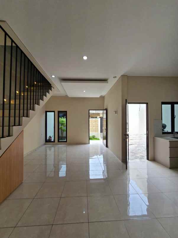 dijual rumah kayu putih utara